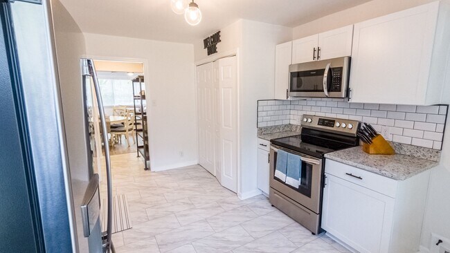 Building Photo - Solid brick duplex located in Forest Acres