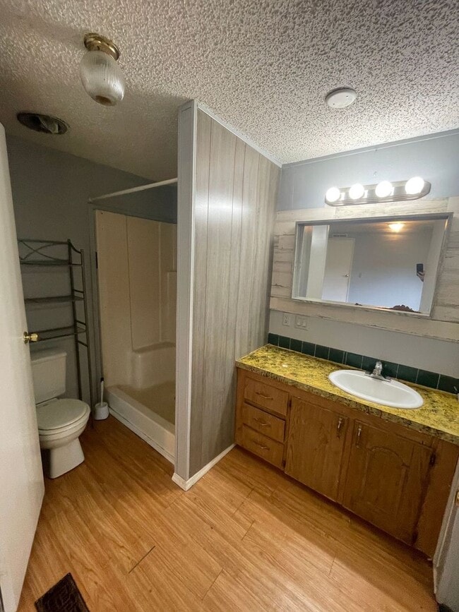 Building Photo - 3 BEDROOM LOCATED ON SHADED ACRE LOT