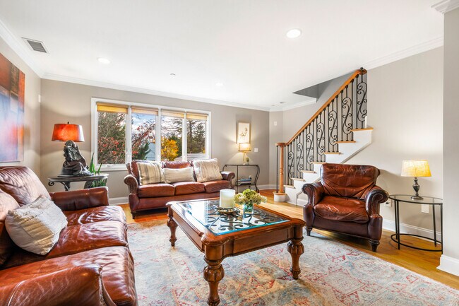 Building Photo - 2 Goldwin St