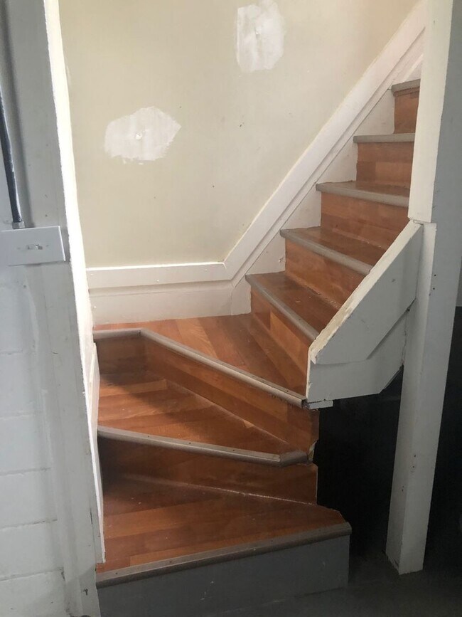 Building Photo - 2 Bedroom home with garage in Mayfield Hts!