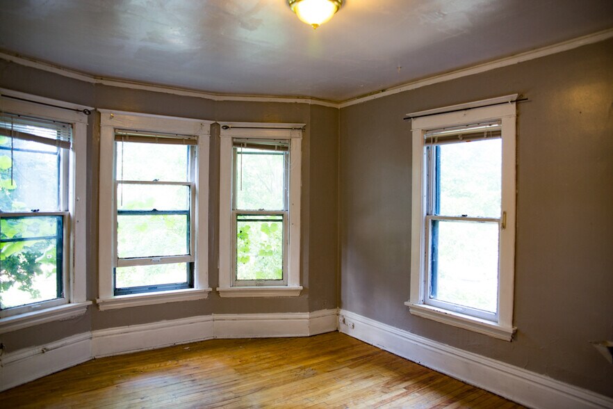 Building Photo - 958 15th Ave SE