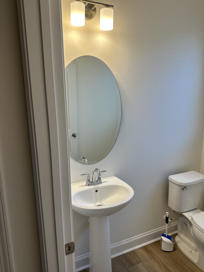 Building Photo - 1027 S Point Rd