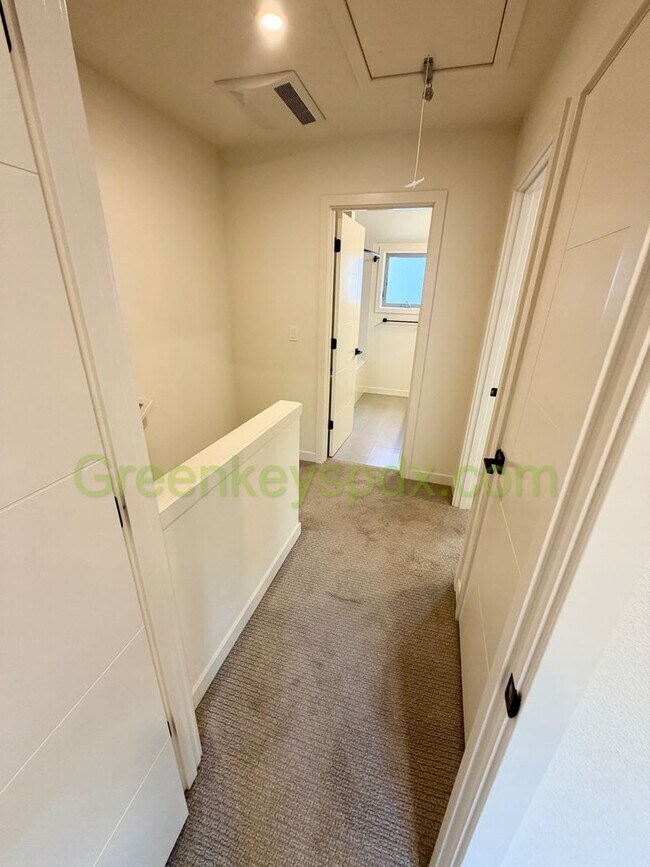 Building Photo - Newer 2-Bedroom, 1.5-Bathroom Townhome for Rent in SE Portland with Private Patio in Walkable Loc...