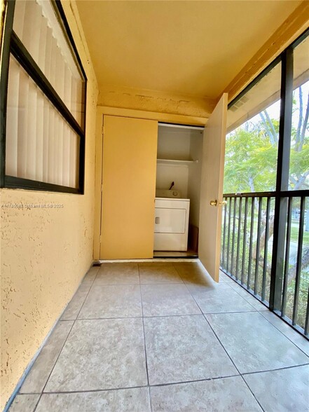 Building Photo - 10440 SW 156th Ct