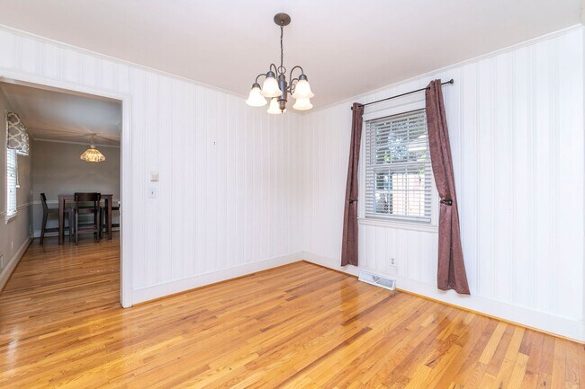 Building Photo - Beautiful rental full of character and charm located in The Avenues of Cayce! Close to USC!