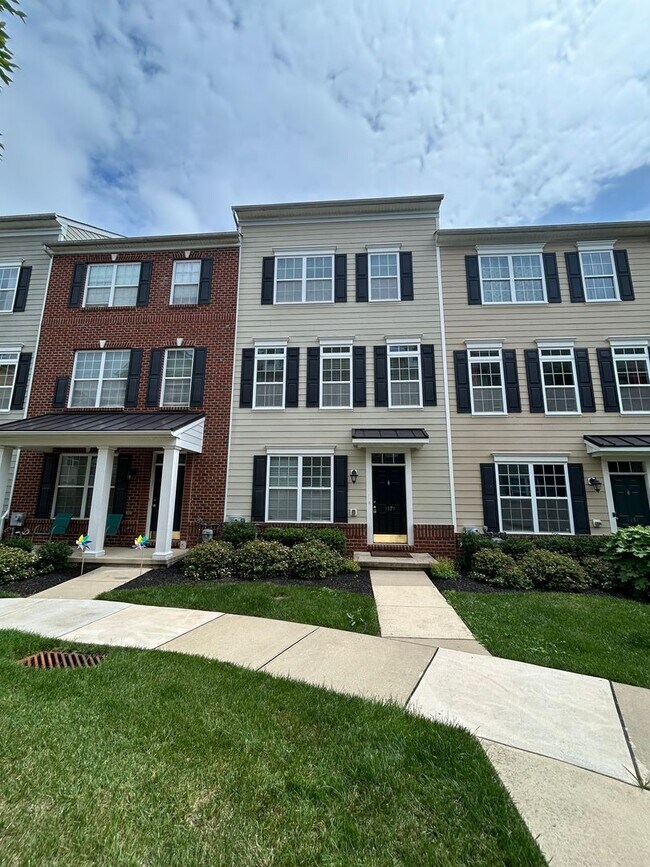 Building Photo - 1379 Parish Ave