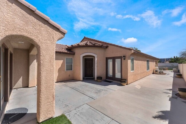 Building Photo - Gorgeous Mountains Edge Pool Home For Rent !