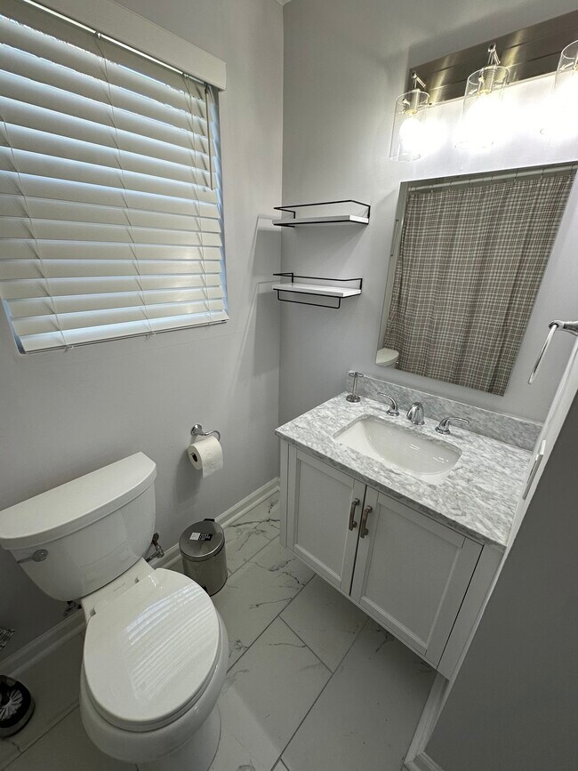 Building Photo - 2828 Emery Dr