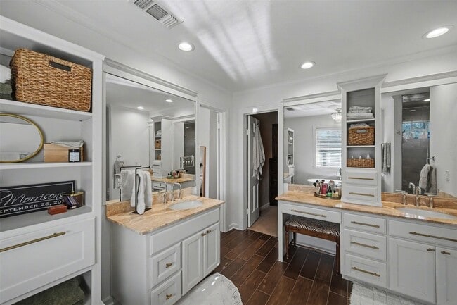 Building Photo - 2100 Daisy Ln