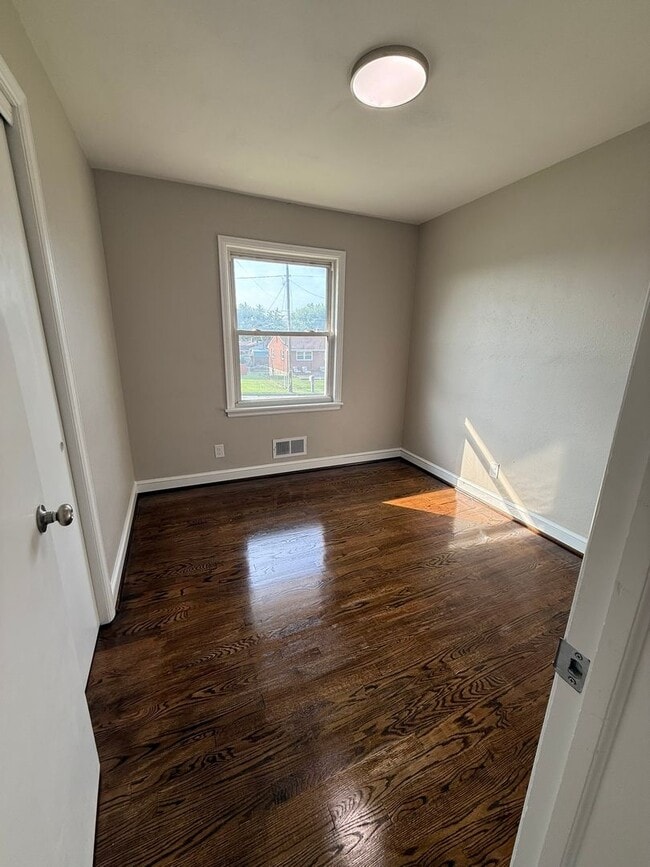 Building Photo - Newly updated 3 bedroom 1 bath with hardwo...