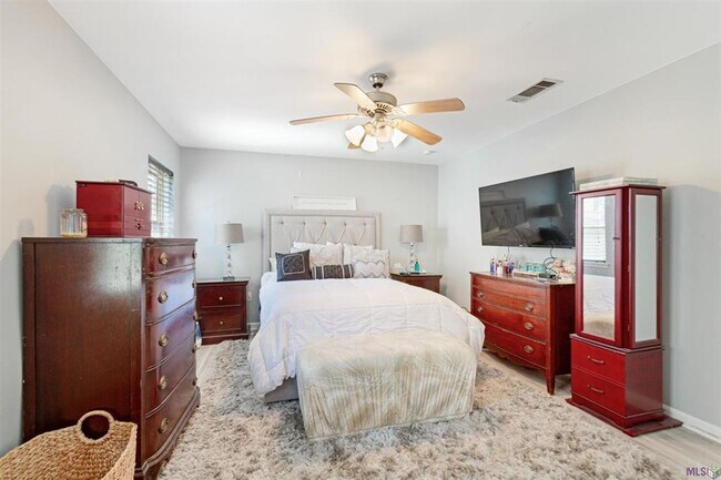 Building Photo - Beautiful 3BR/2BA Home with Sunroom, Formal Dining & Large Backyard