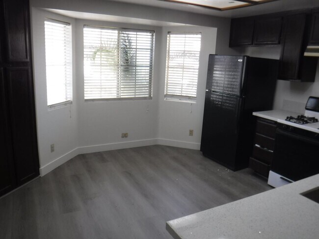 Building Photo - CUTE 2 BEDROOM/2 BATH HOME WITH FENCED IN YARD