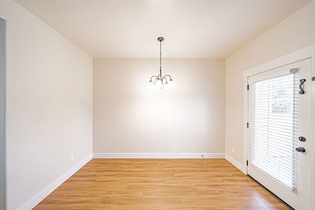 Building Photo - 3 bed 1.5 bath Townhome