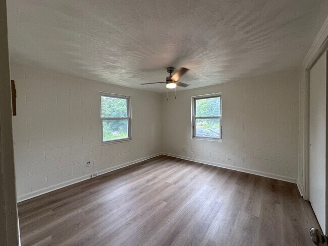 Building Photo - For Rent – $1,100/month | 2 Bed | 1 Bath