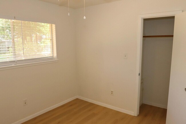 Building Photo - 109 Halo Dr