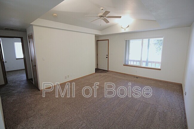 Building Photo - 8013 W Queen Ct