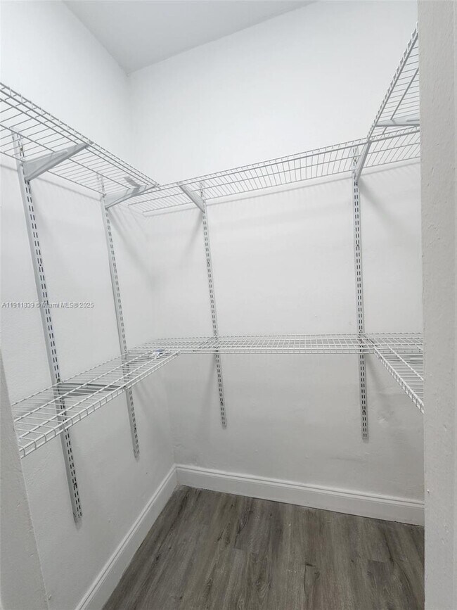 Building Photo - 2101 Normandy Dr