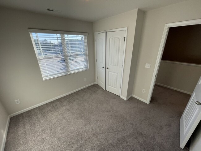 Building Photo - 3 Bd 2.5 Ba end unit townhouse