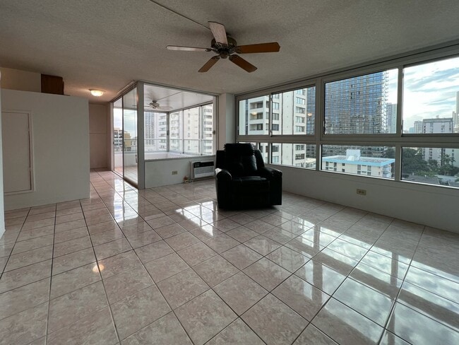 Building Photo - 1BD/BA at Waikiki Townhouse. Spacious, great views.