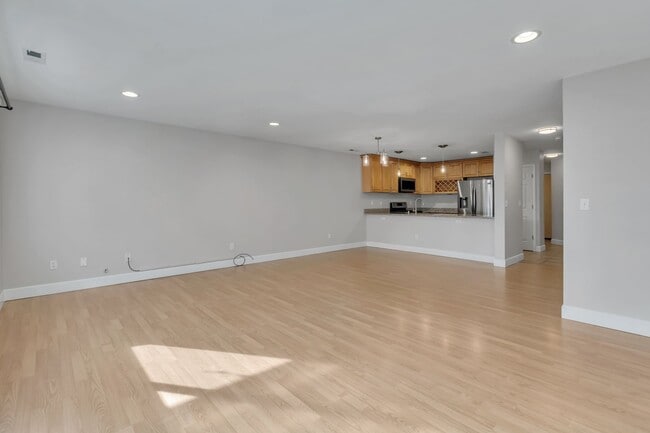 Building Photo - SILVER FIRS 3 BED 2.5 BATH TOWNHOUSE AVAILABLE NOW