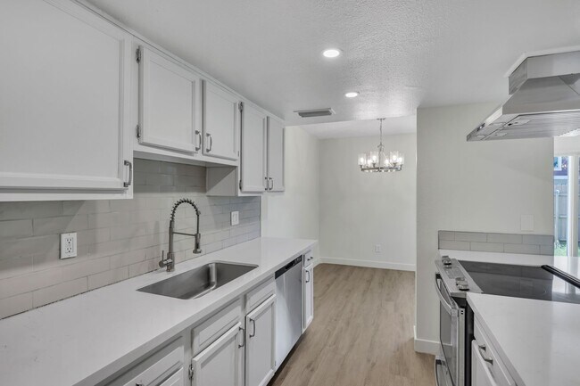 Building Photo - 3-1