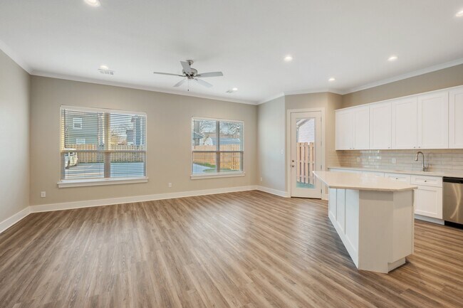 Building Photo - 212 Tee Dr