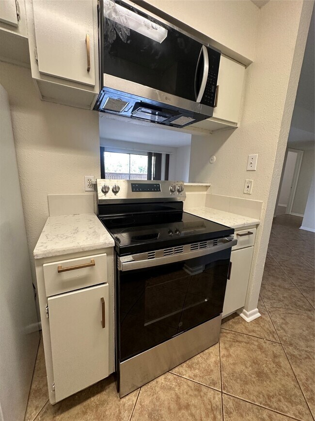 Building Photo - 8421 Hearth Dr