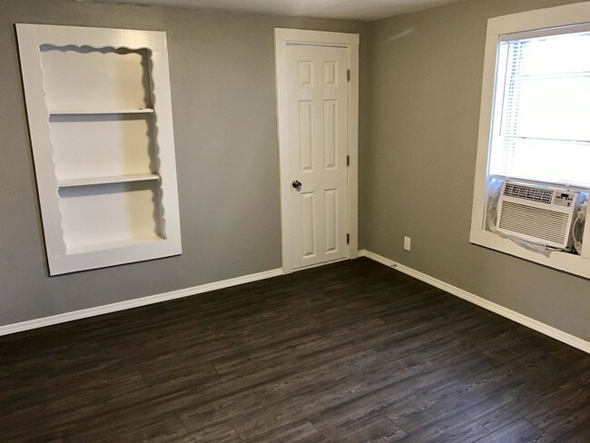 Building Photo - 207 N Walnut Ave