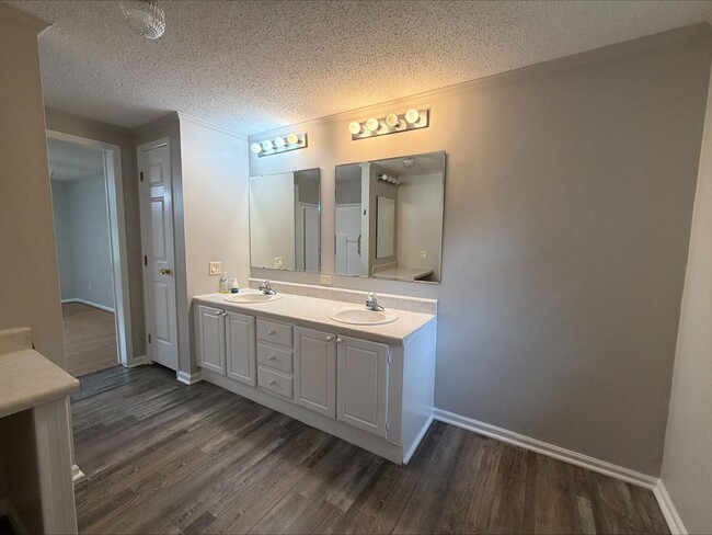Building Photo - 3 Bed/2 Bath Home on large lot