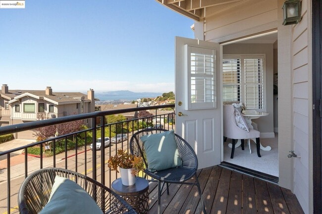 Building Photo - Four Bedroom Home with Panoramic Views