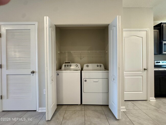 Building Photo - 3992 Vlg Vw Ln