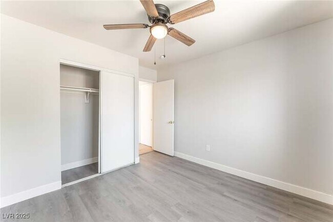 Building Photo - 2111 Hollow Oak Ave