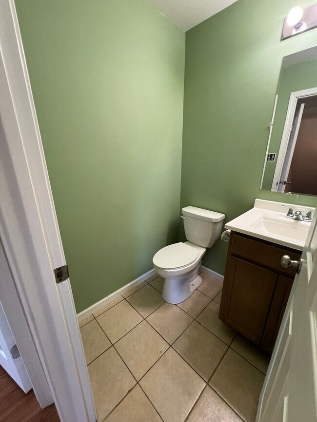 Building Photo - 3 bed, 2 bath, 2 car garage Home on 5 Acres