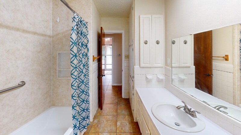 Building Photo - 203 Mesa Dr