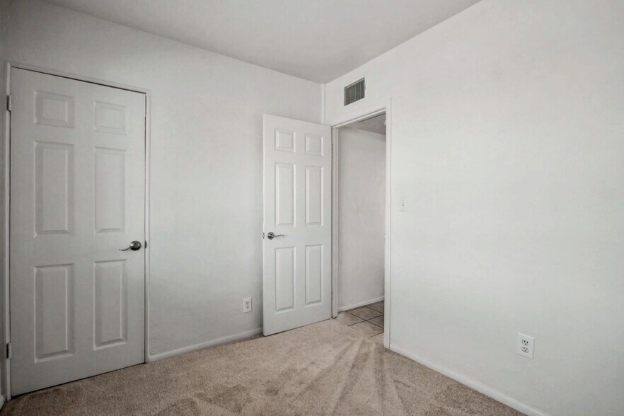 Bed 3 - 3926 E Camino de Palmas