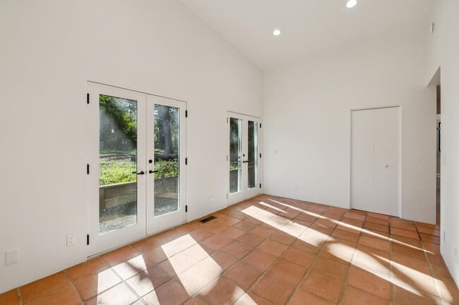 Building Photo - Charming 4BR Home Available in Private Portola Valley Cul de Sac