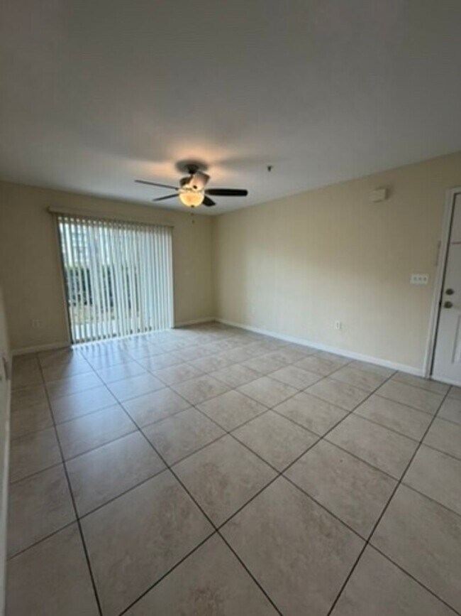 Building Photo - 25% OFF FIRST MONTH'S RENT -- Updated 2 Bedroom First Floor Condo