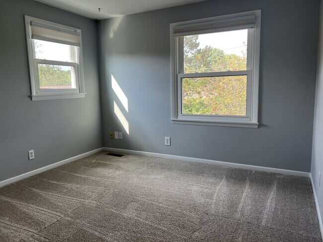 Building Photo - 2240 Delaware Dr