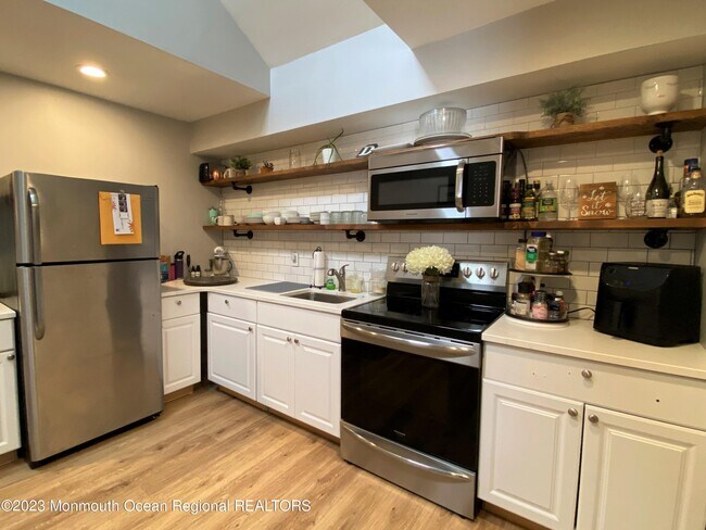 Building Photo - 809 16th Ave