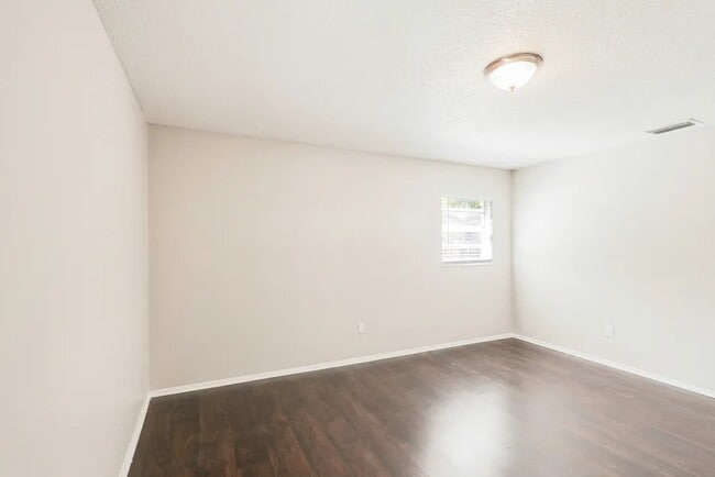 Building Photo - 1303 Village Ct