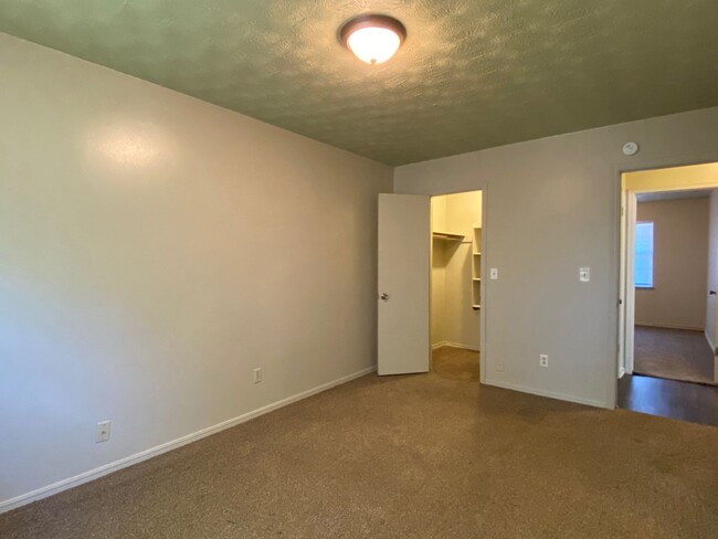 Building Photo - Cozy 2 bedroom 1 bathroom Duplex home in E...