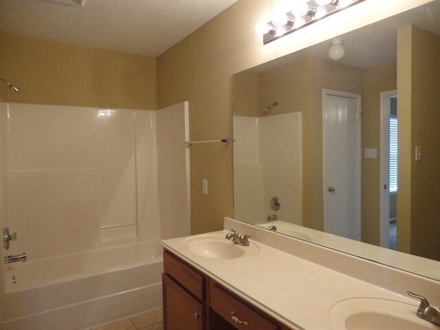 Building Photo - 2750 Hidden Spring Falls Dr