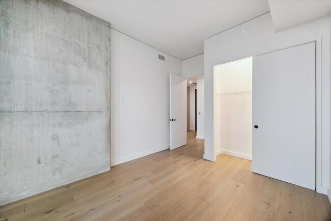 Building Photo - 610 Davis St