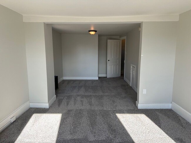 Building Photo - Spacious 3 Bedroom 1.5 Bathroom Home In Ce...