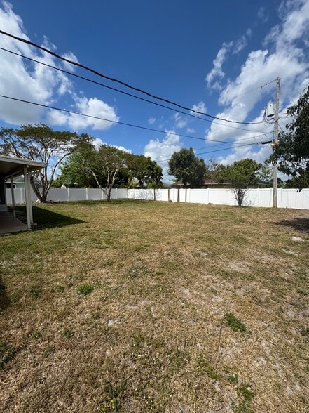 Building Photo - 449 SW Fifer Ave