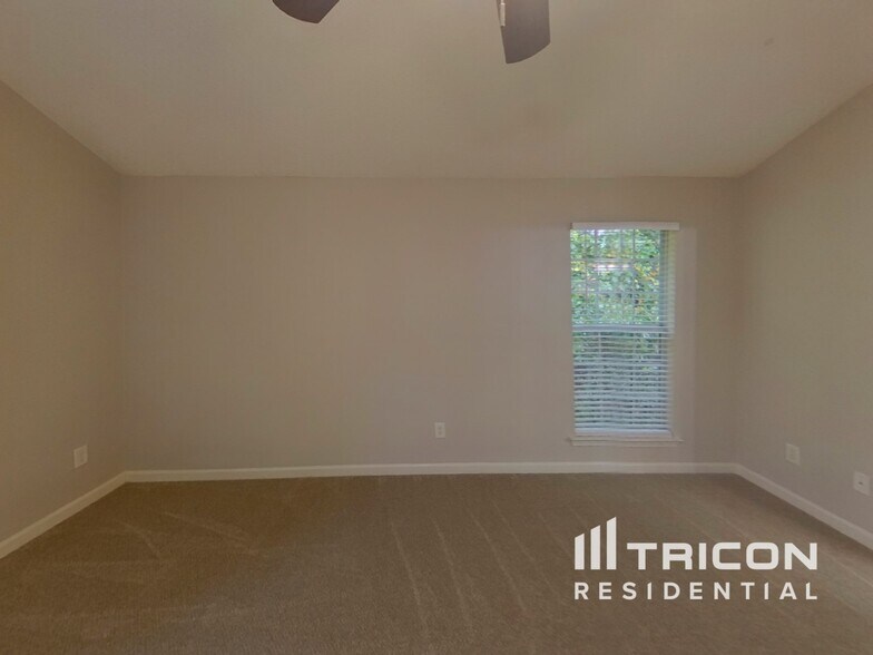 Building Photo - 7913 Four Oaks Ct