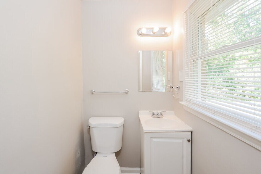 Building Photo - 1338 W Stoneybrook Dr