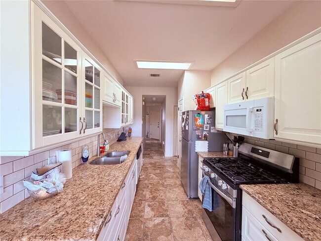 Building Photo - 2805 Feathercrest Dr
