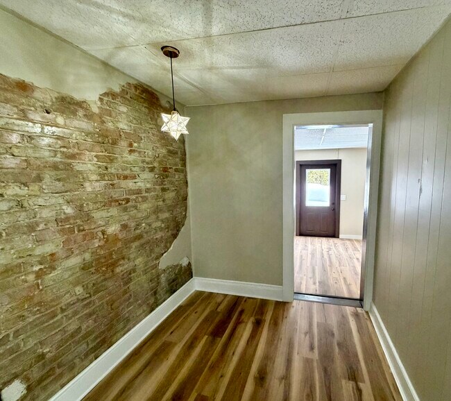 Building Photo - 415 S James St