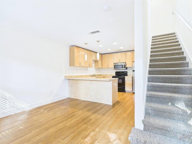 Primary Photo - 711 W 32nd St